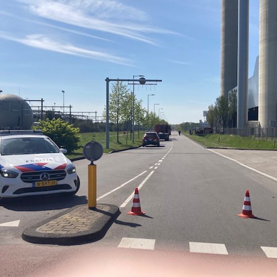 Brandweer bij AEB na gescheurde leidingen